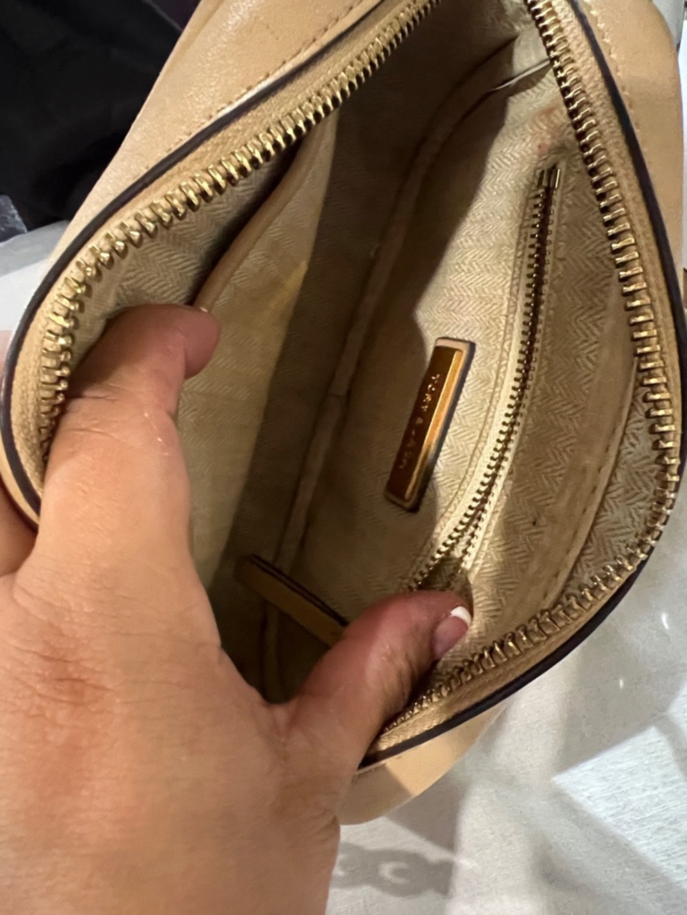 Tory Burch Beige Chevron Quilted Camera Crossbody with Gold Hardware - Picture 3 of 8